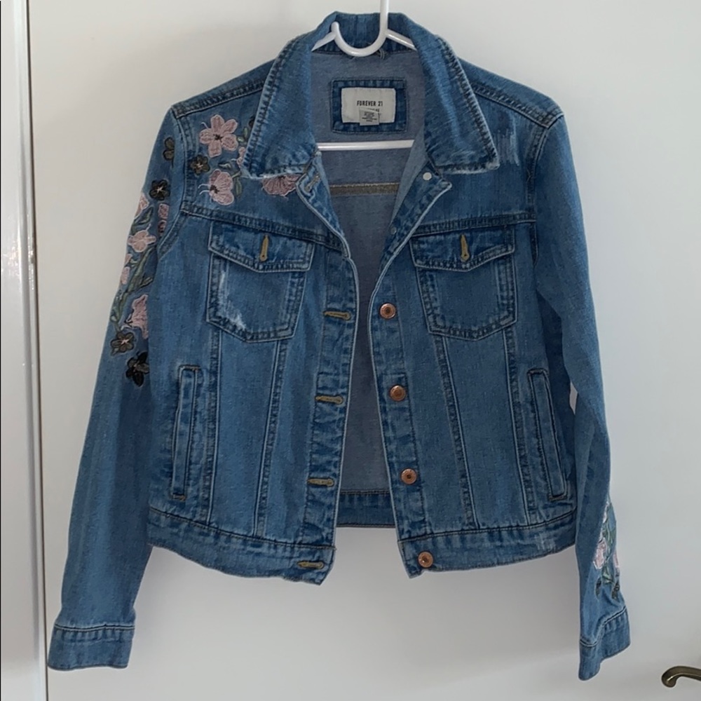🌸 2/$20 Forever 21 Jean jacket with flowers